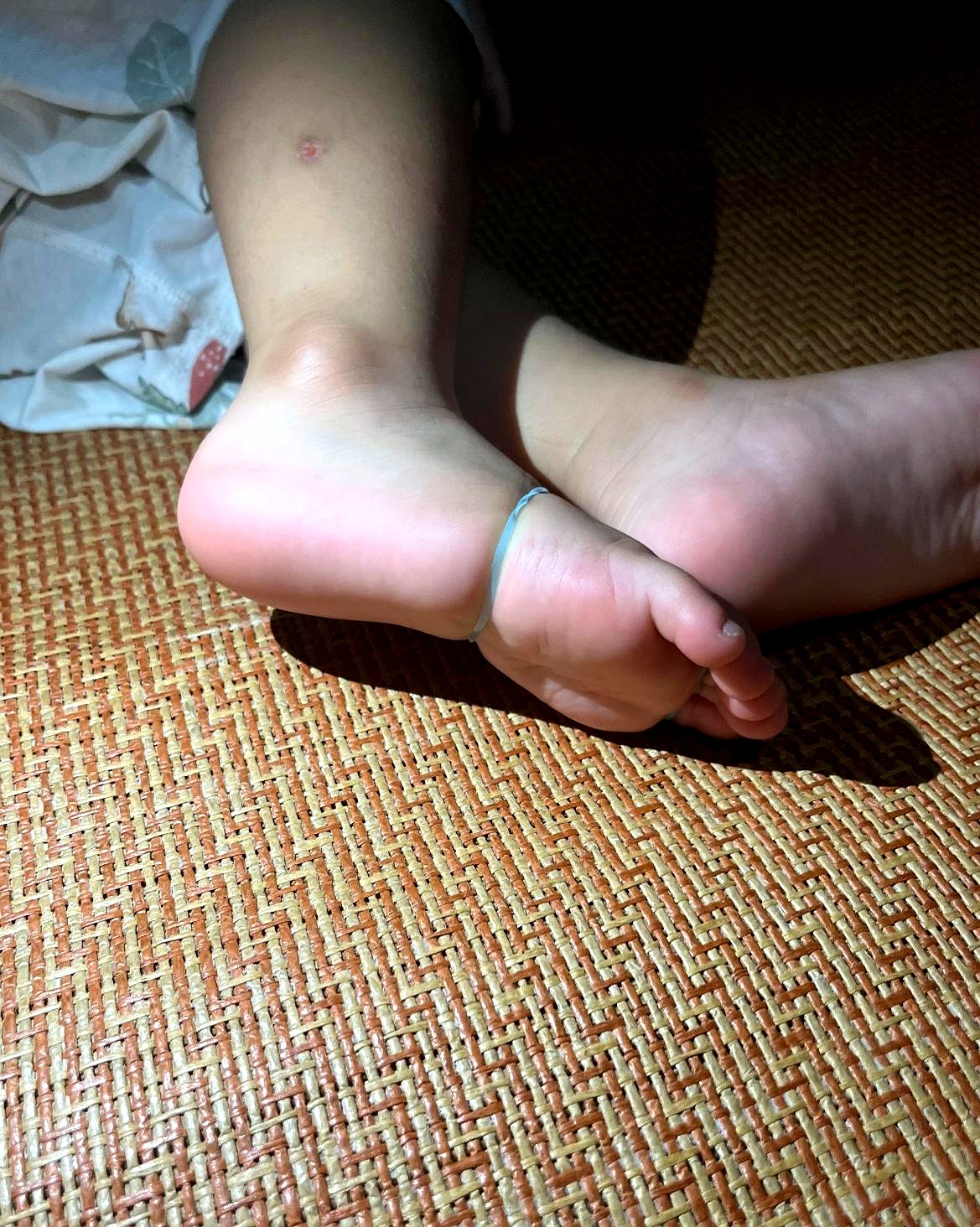 真 小孩的脚小孩的脚 遗体侏儒女孩的脚丫脚底小孩脚心小孩白白嫩嫩的