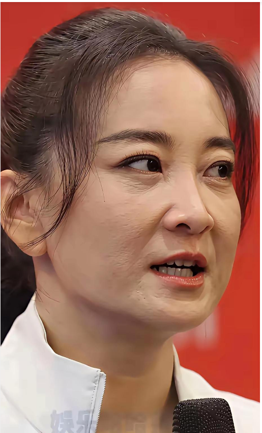 贾玲的近照,万万没想到,四十多岁的她好像又比以前瘦了,满脸带满忧愁