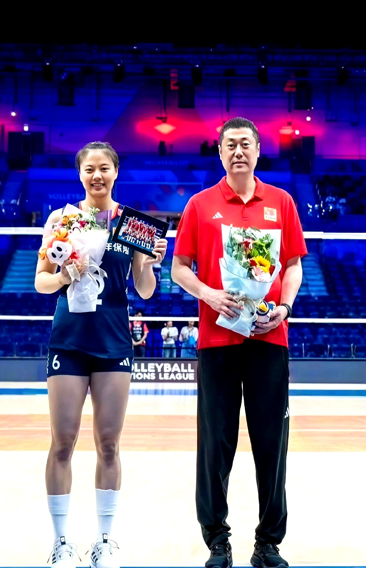 香港站的赵勇教练和龚翔宇的合影曝光了,龚翔宇开心地笑着,而赵勇教练