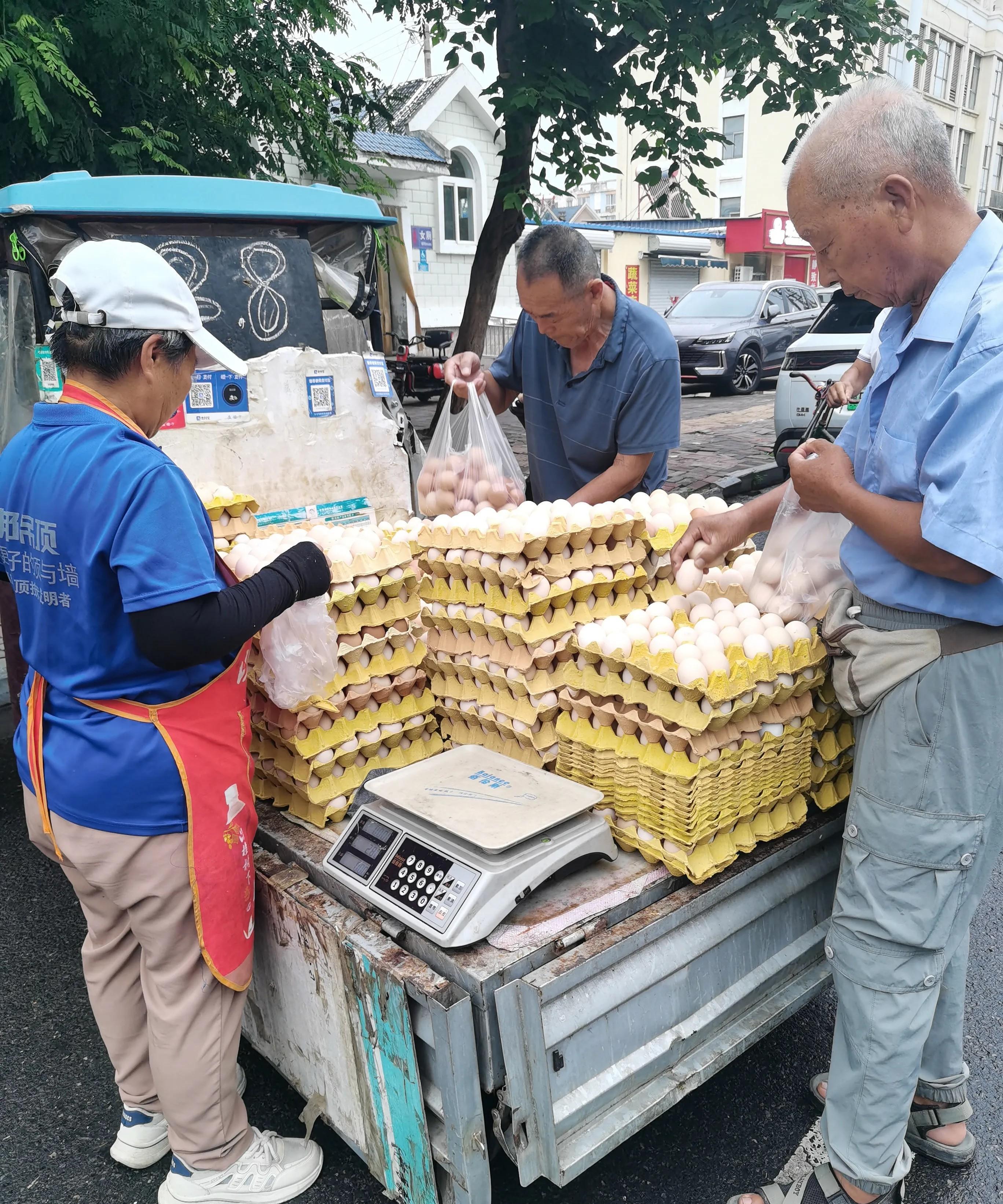 我老远就看到早市鸡蛋市场摊位前围满了人,我走近一原来如此,鸡蛋
