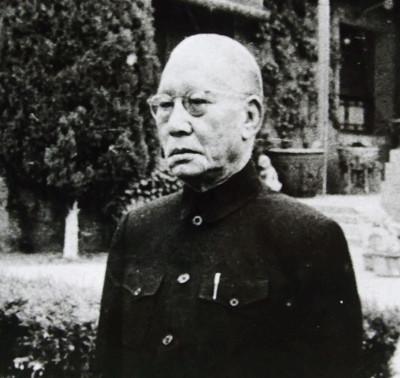 龙云遇袭受伤后,被仇敌王洁修关入一个特制的铁笼囚禁近两月,受尽折磨