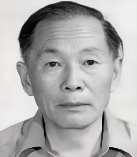 1989年3月,美国休斯敦郊区的公寓楼前,两辆黑色轿车打破了夜晚的宁静