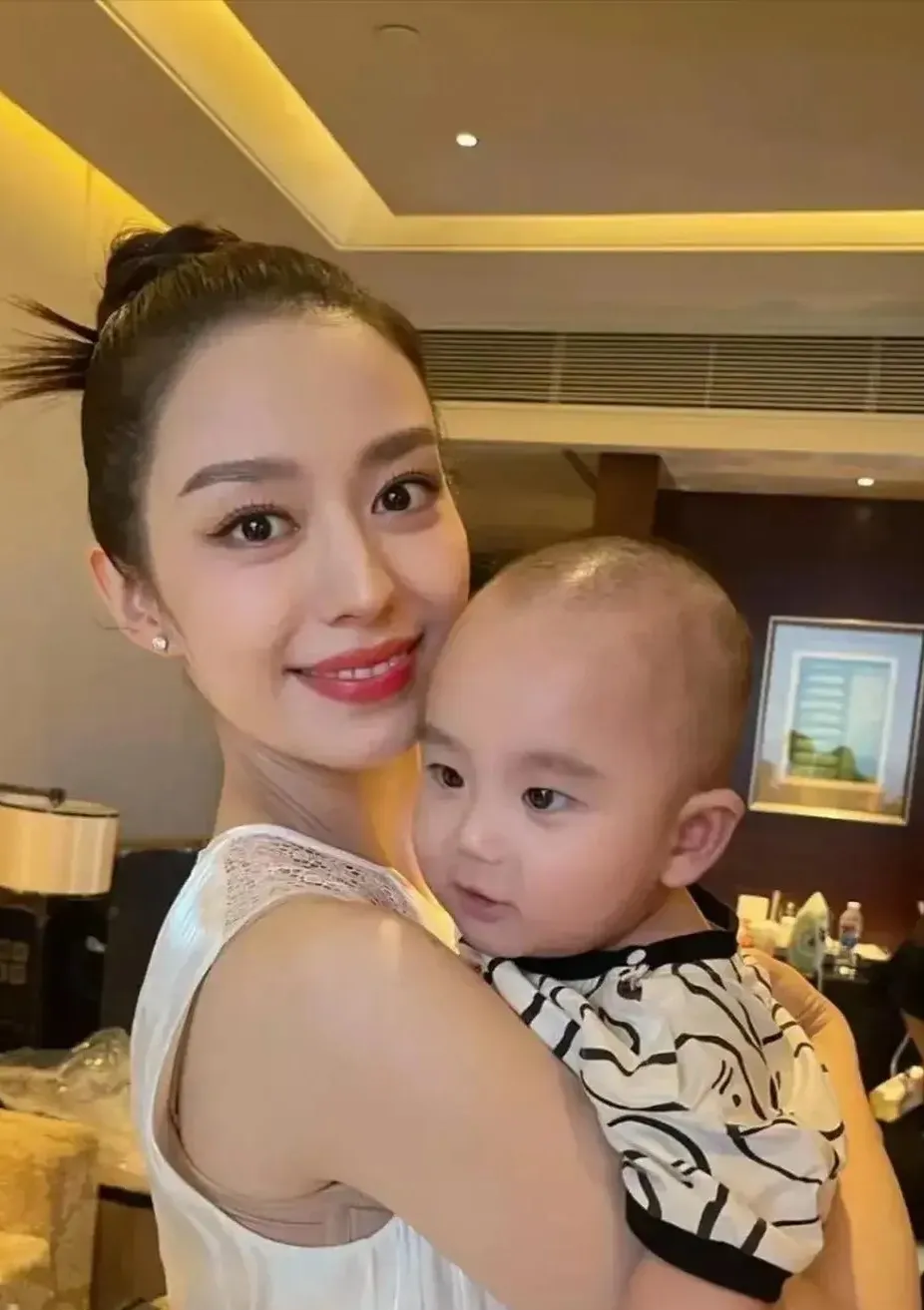 朗朗妻子吉娜爱丽丝今年才30岁,1994年出生德国,是德国和韩国混血儿