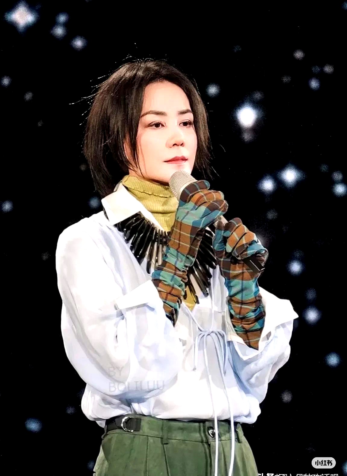 原来是王菲屡次登上春晚舞台都戴了手套她的手套在春晚后还成了爆款