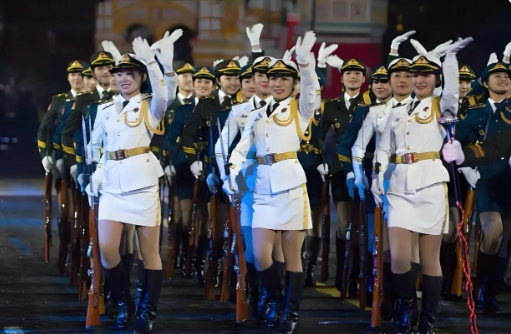 莫斯科红场凛冽寒风中,三军仪仗队女兵踏着正步走来