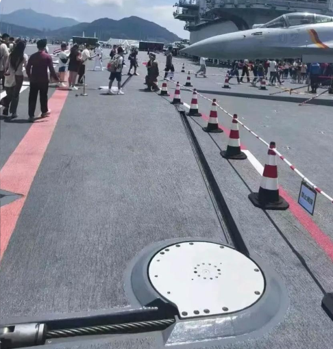 航母上的阻拦索原来是原来的样子