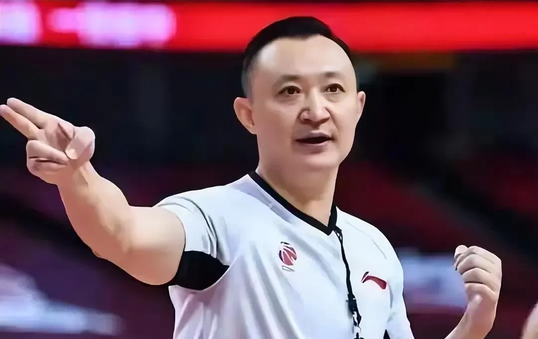 发现了吗,闫军这回真火了,作为cba老牌争议裁判,最近那场总决赛g2的
