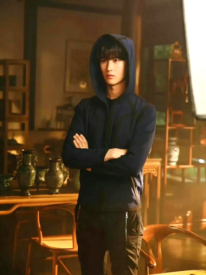 曾扮演"张起灵"的黄俊捷被爆向女友索取钱财超过80万,相恋5年,多次