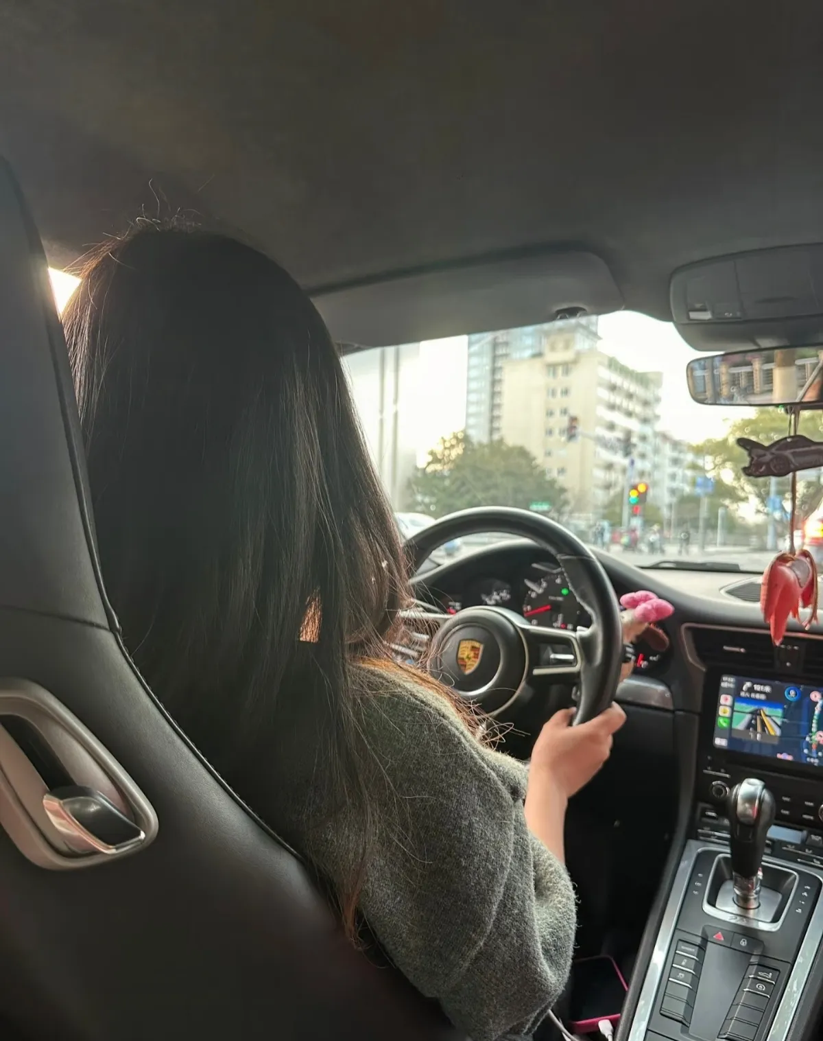 坐女性朋友豪车的真实图片女人手拿咖肺胰鲜陡雠 ,就开着保时捷卡宴