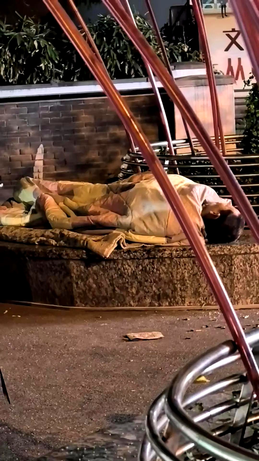 7岁母亲轻生,父亲下落不明,靠邻里接济,15岁前