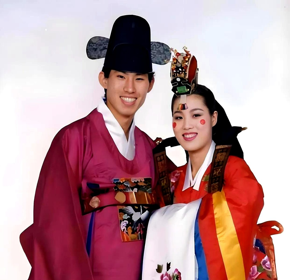 我国乒乓球国手焦志敏退役后,远嫁韩国与安宰亨结为连理,并生下儿子