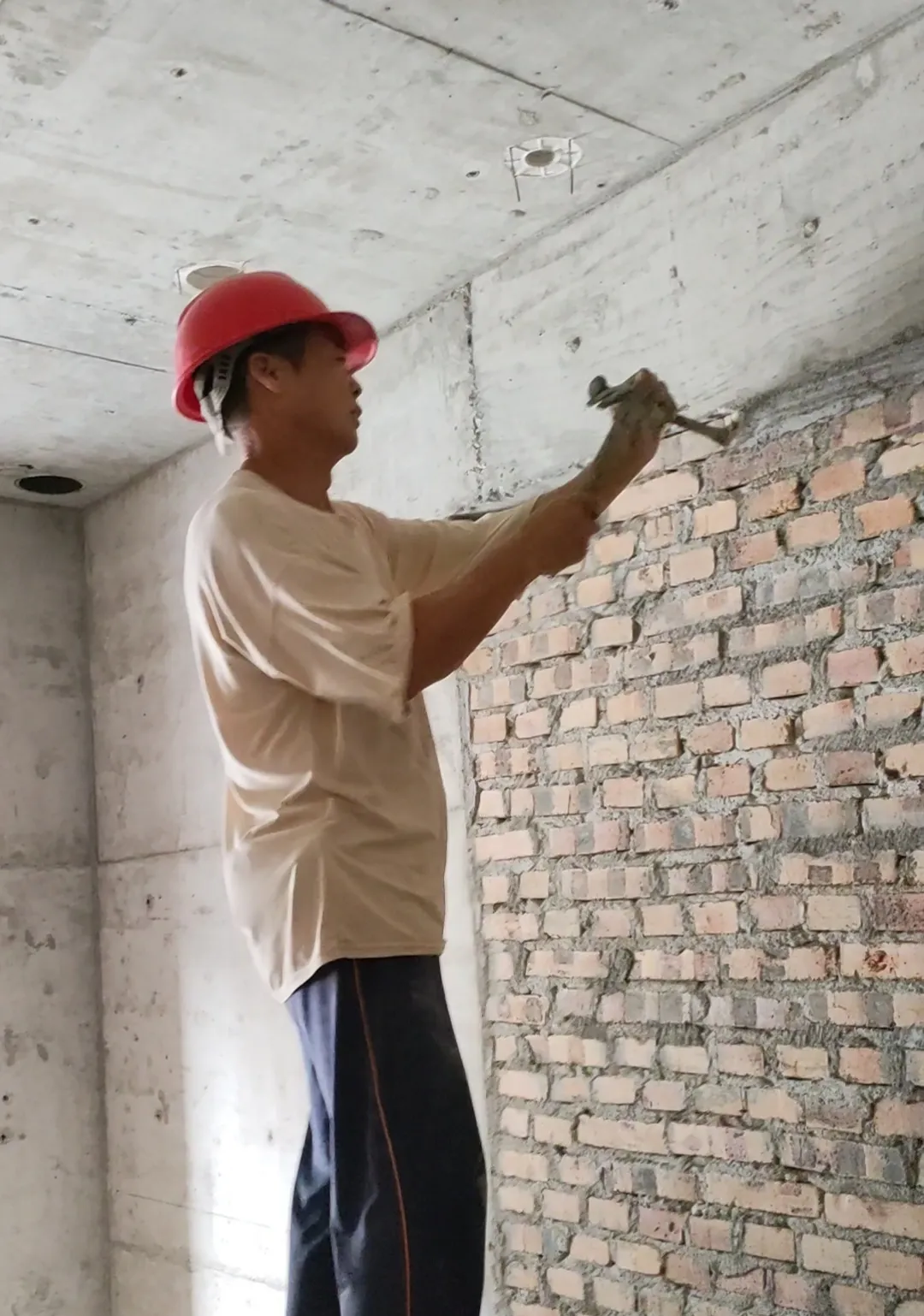 土建专监陈工在监理例会上滔滔不绝地讲了半个小时