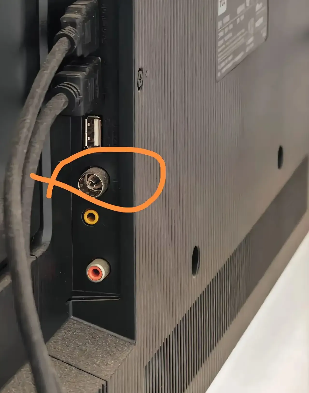 年的酷开智能电视,按照说明插上了两个接口,这次我把天线绑在了竹竿上