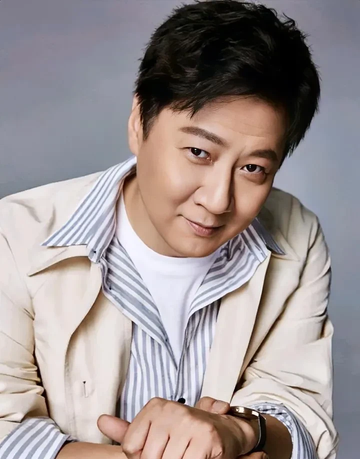 他1969年出生,陕西西安人,毕业于解放军艺术学校表演系,跟闫妮和