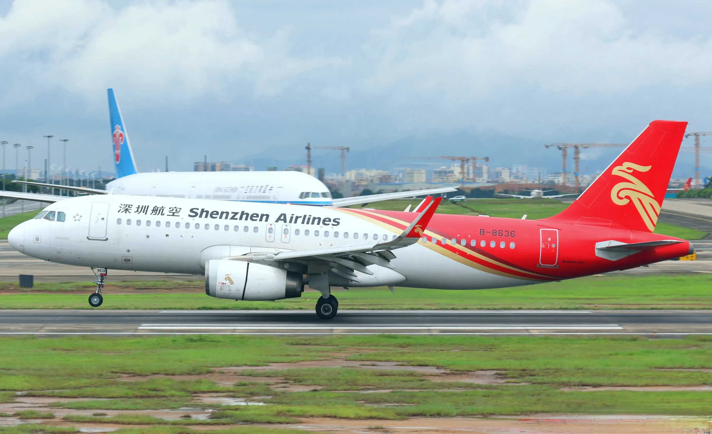 据说这架飞机正在飞昆明到深圳的zh9452航班,机号b8636