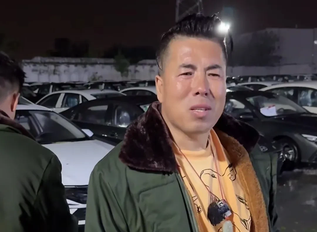 五月八号傍晚,一场冰雹和大雨把西安车界的老王的二手车批发地砸了个