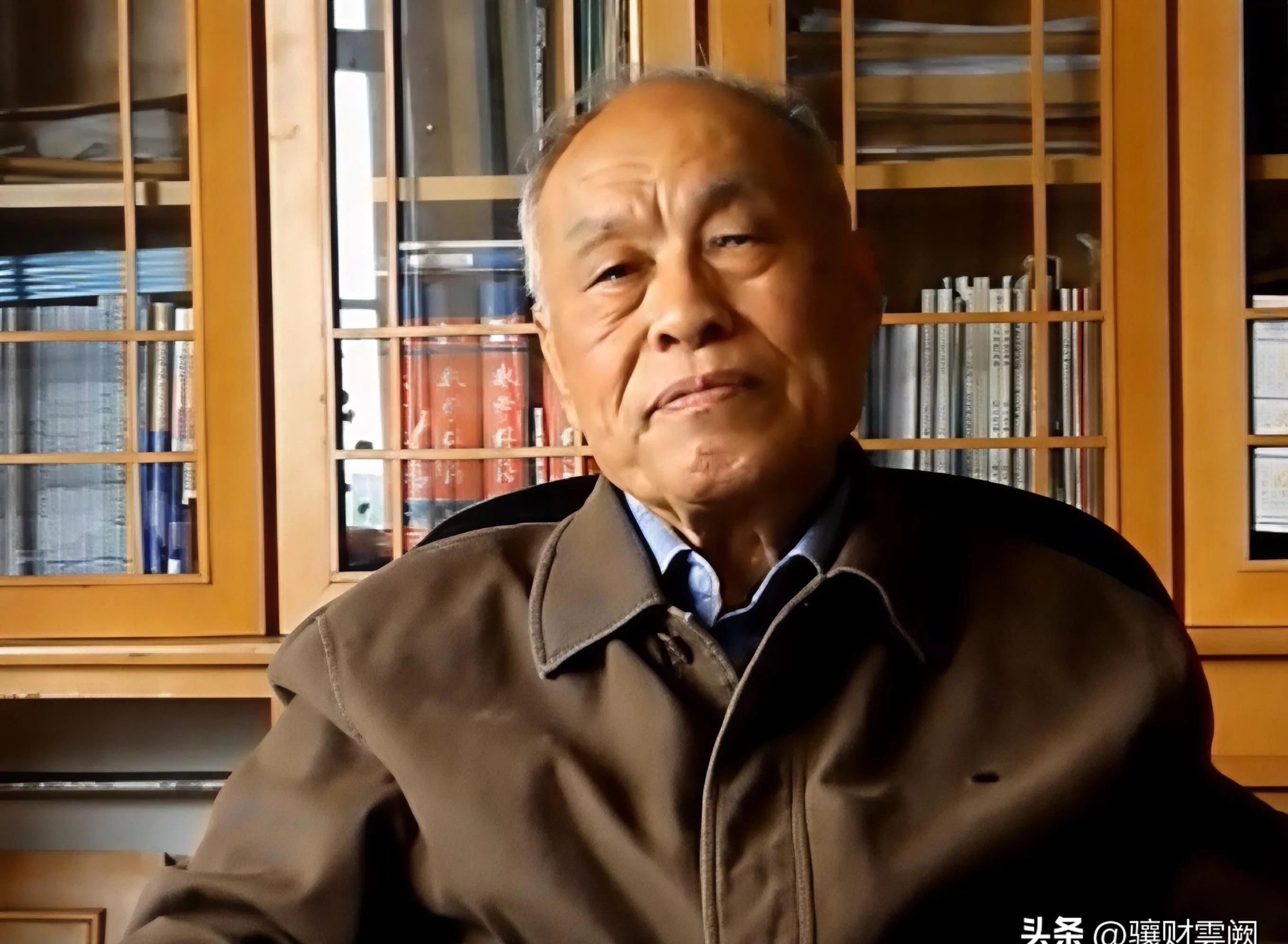 全国两院的院士加起来才1000多,院士真的是非常宝贵,稀罕得很,简直像