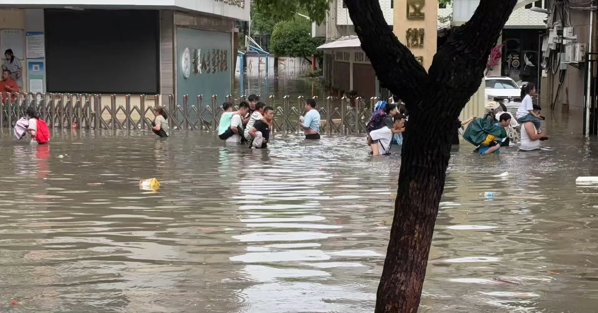 看网上很多网友在骂武汉,说武汉暴雨淹水丢人现眼,丢人丢到家了,城市