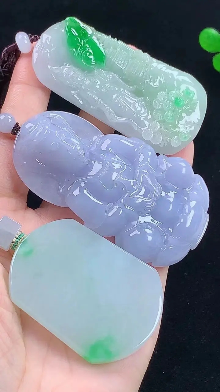 每一件翡翠都是历史的见证者,在岁月长河中静静诉说往昔故事,具有极高