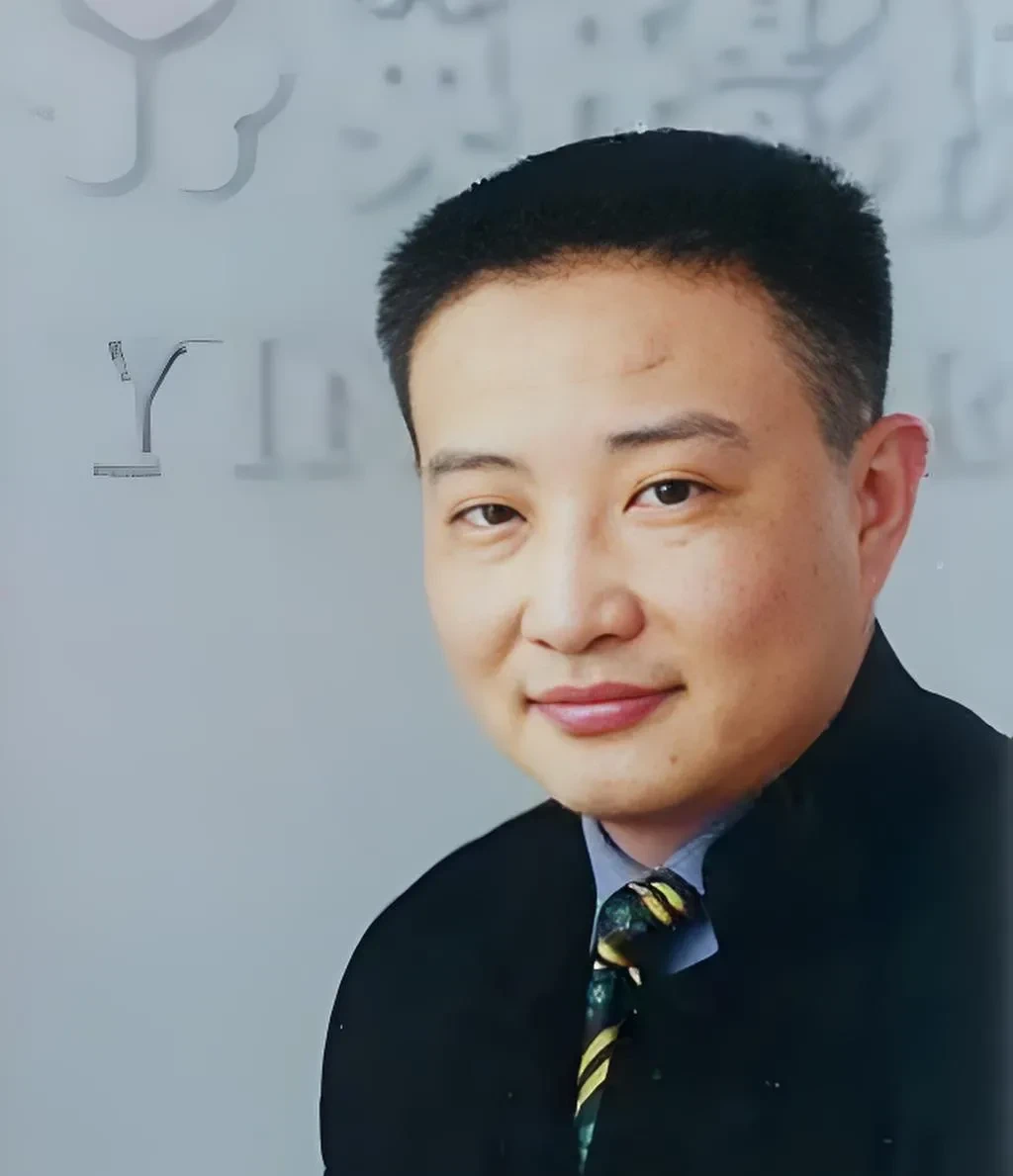 他叫吕小品,1971年7月生在黑龙江伊春市,但他小时候是在哈尔滨长大的