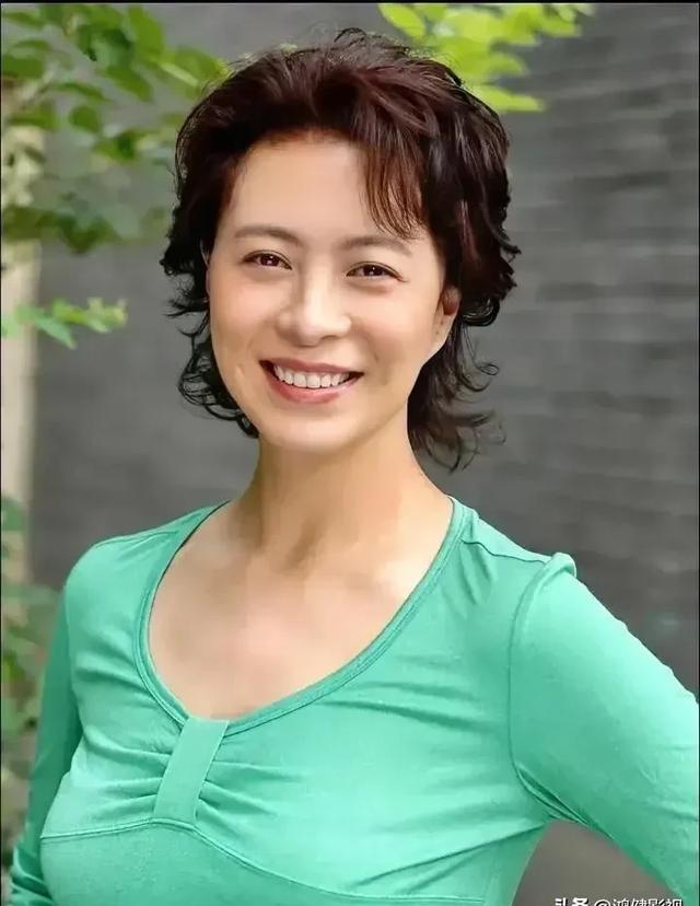 和方舒,周里京,张铁林做同学,年轻时甜美可爱又极具表演天赋