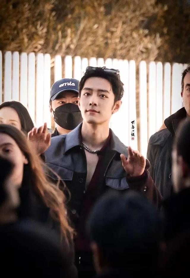 肖战下班,按惯例小室该放日常物料让粉丝"饱餐"