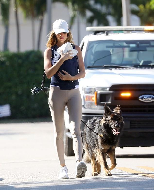 当地时间3月15日,刚生完三胎一个月的超模吉赛尔邦辰就带着儿子出街啦