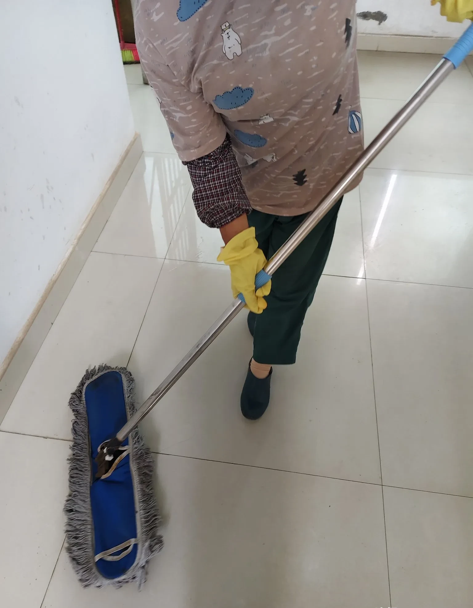 老板娘一进财务室就冲我问:搞卫生的没来啊?楼道怎么乱七八糟的?