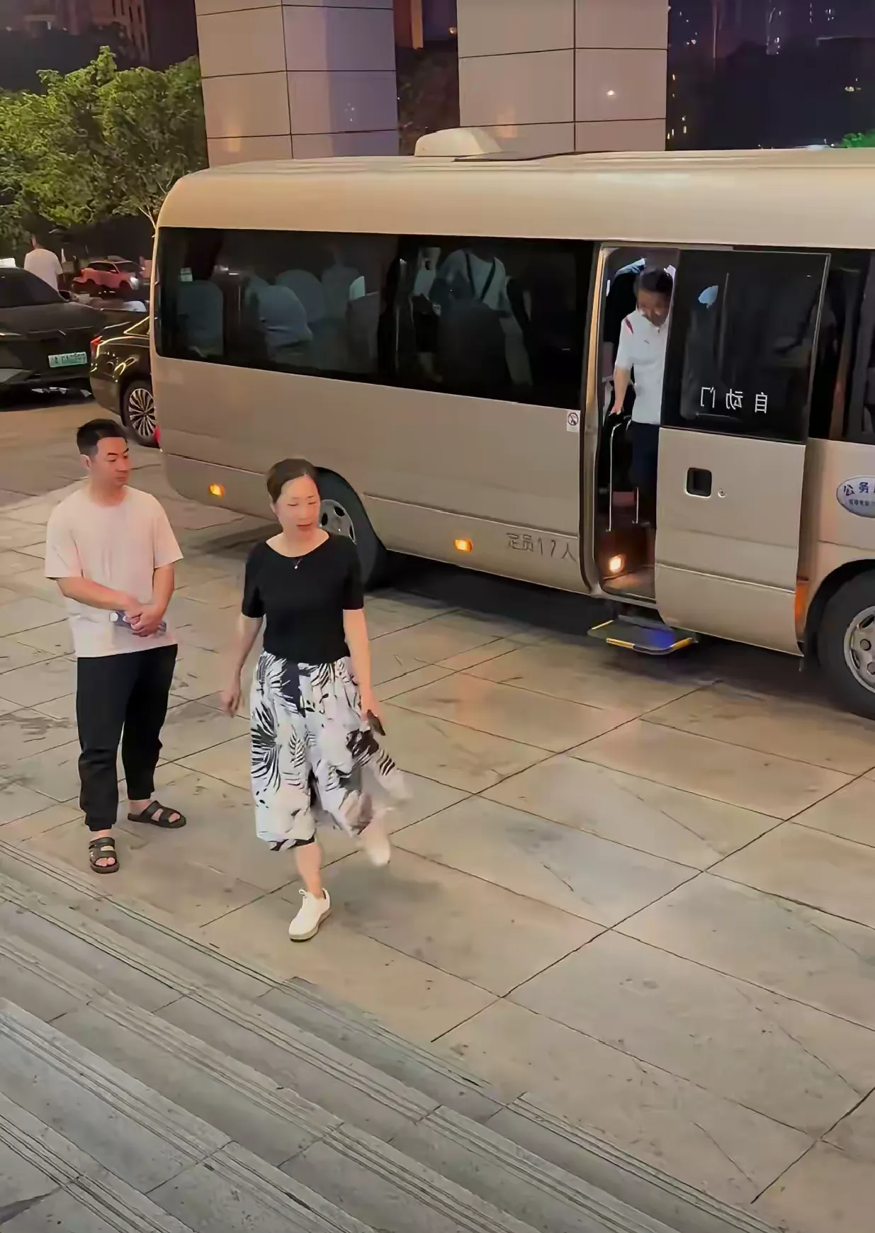 荣昌万容区长确实挺接地气的,穿衣打扮都挺随意的