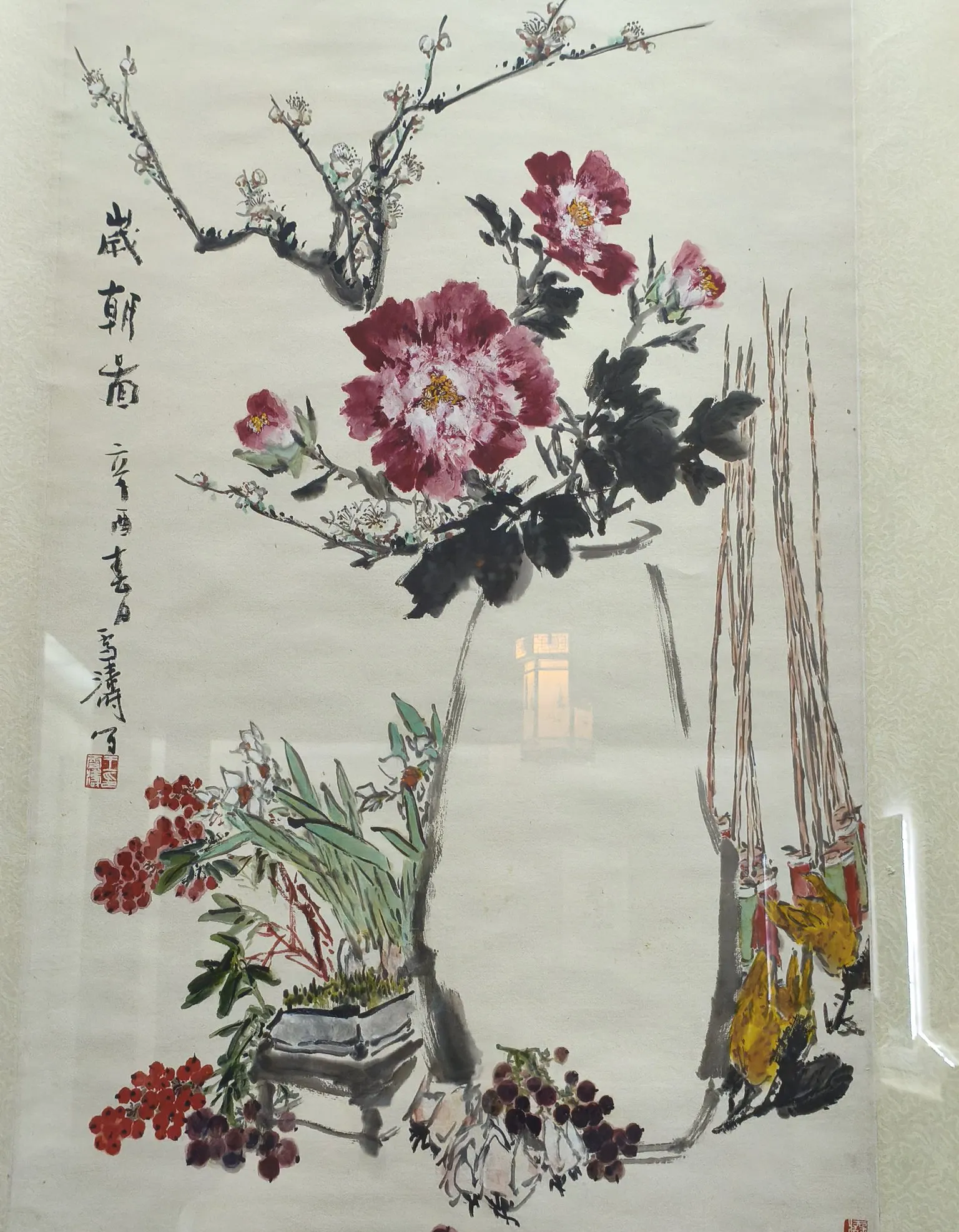 佳人闲立韵悠长.秀发轻垂添妩媚,素心自在绽容光