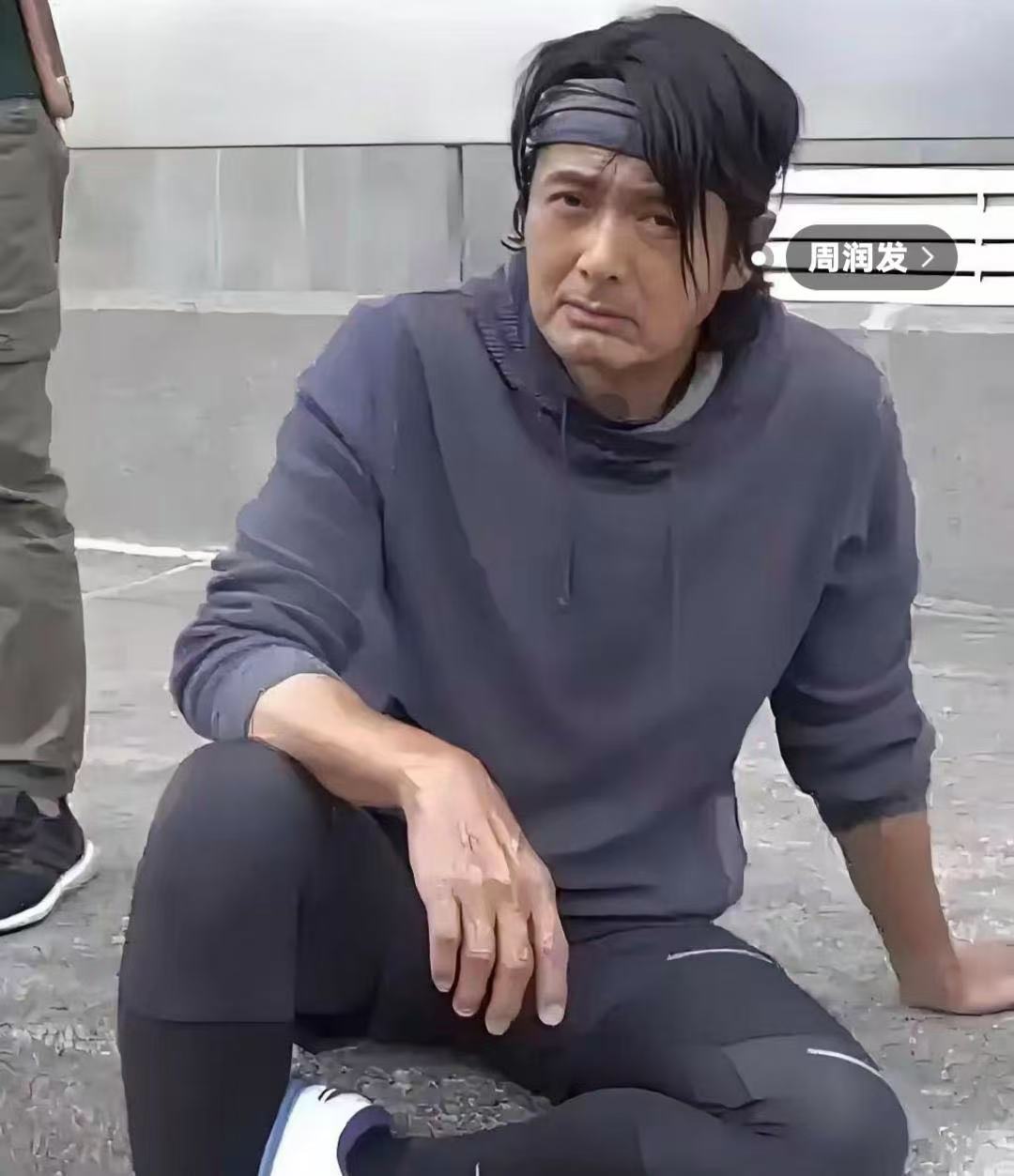 要知道这栋别墅可是周润发名下最贵的一栋每平米高达 765 万港