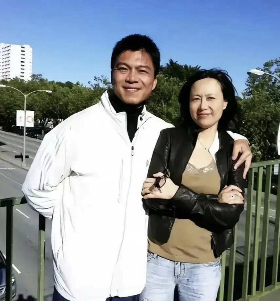 照片中的这对夫妻,女子曾经是当年的影后,男子曾经是