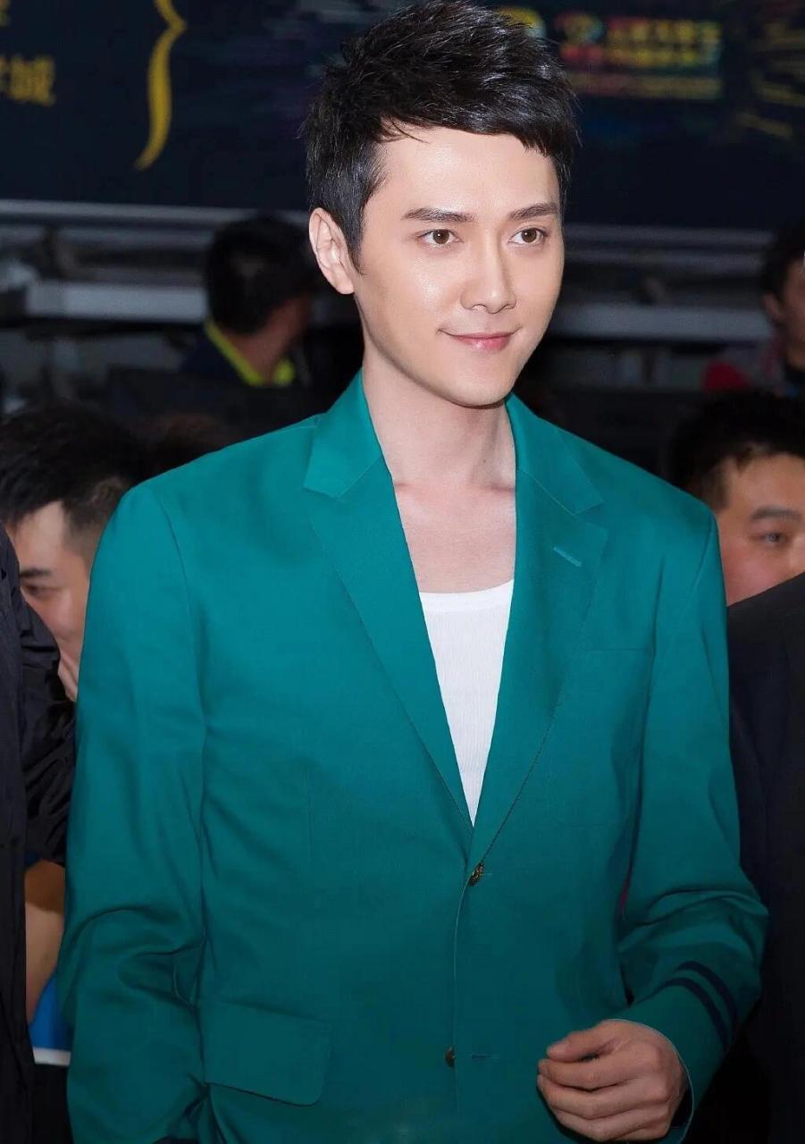 冯绍峰妈妈最近含泪受访的片段信息量炸裂!