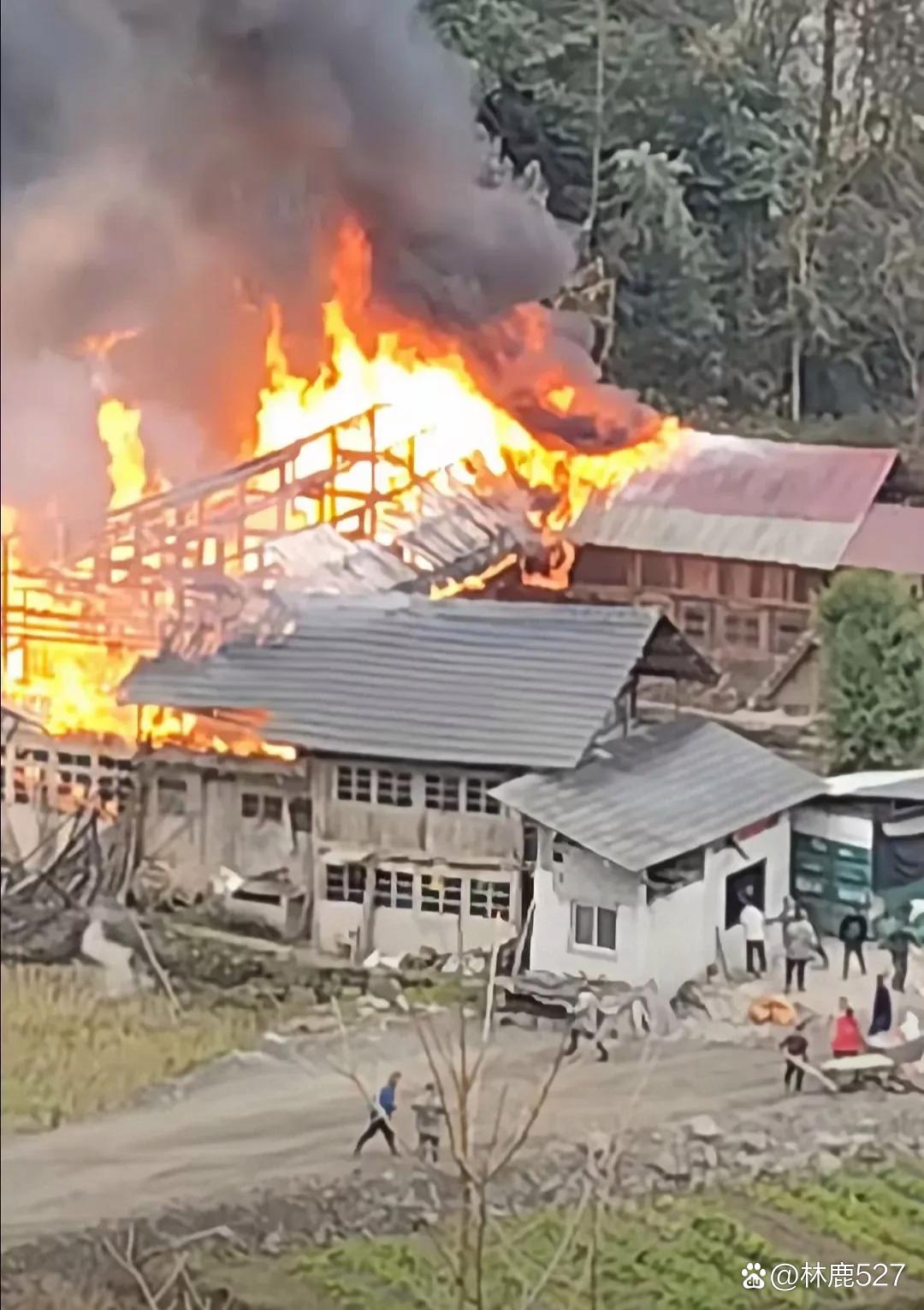 四川,有一名男子从外地驾车回老家过年,刚回到隔壁村