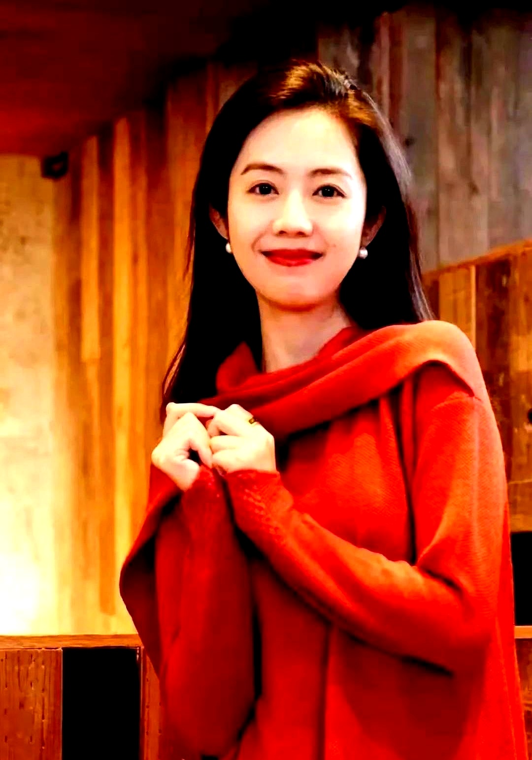 你琢磨琢磨,家里沙发上还挂着结婚照呢,餐桌上