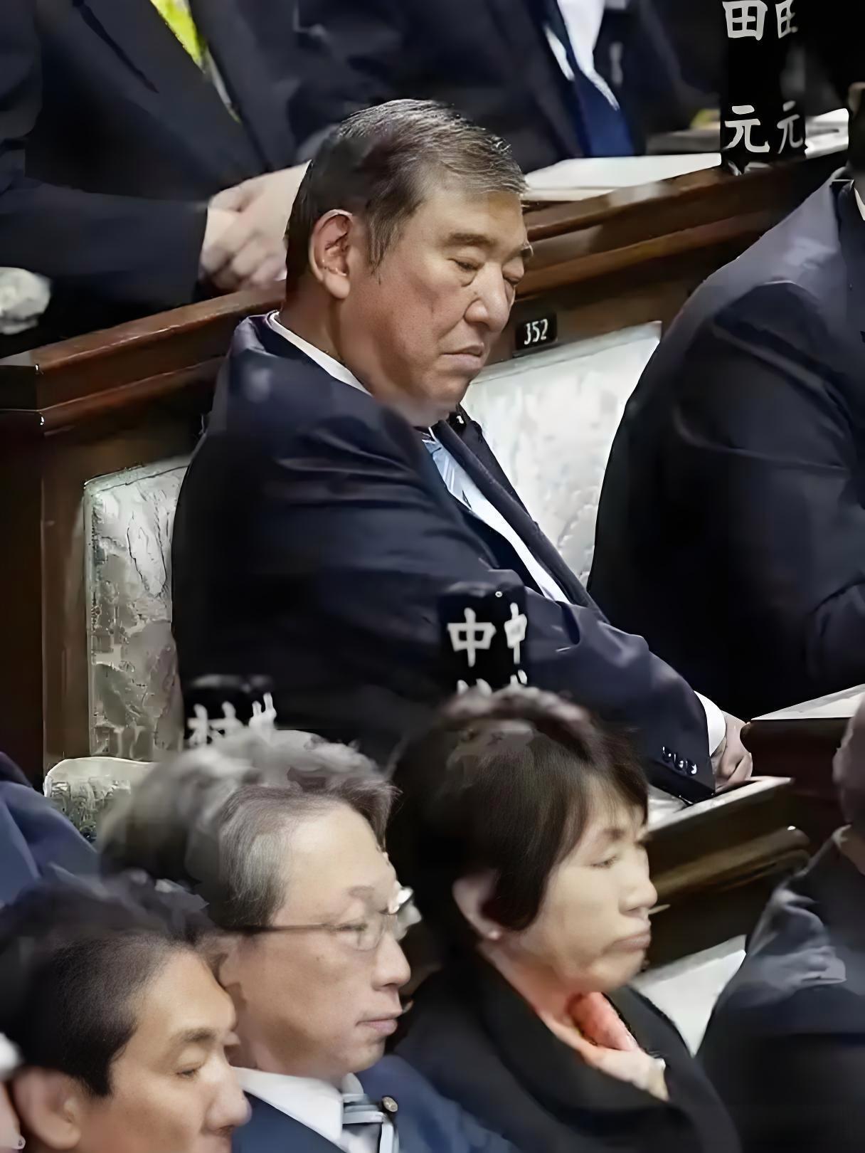 石破茂2024年10月1日当选日本第102任首相8天后下台11月11日又当选
