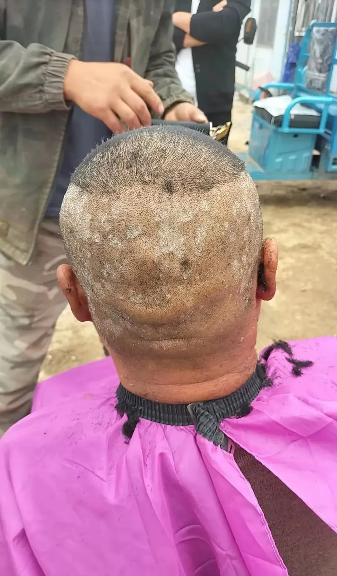 兄弟说二月二龙抬头,剪头发图个好彩头