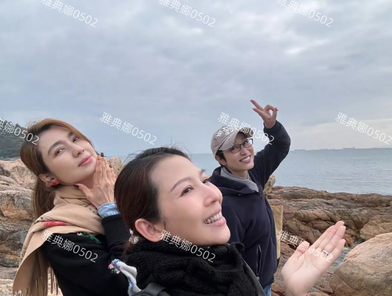 蔡少芬分享了和好友洪欣,陈法蓉在香港赤柱海边玩耍的照片