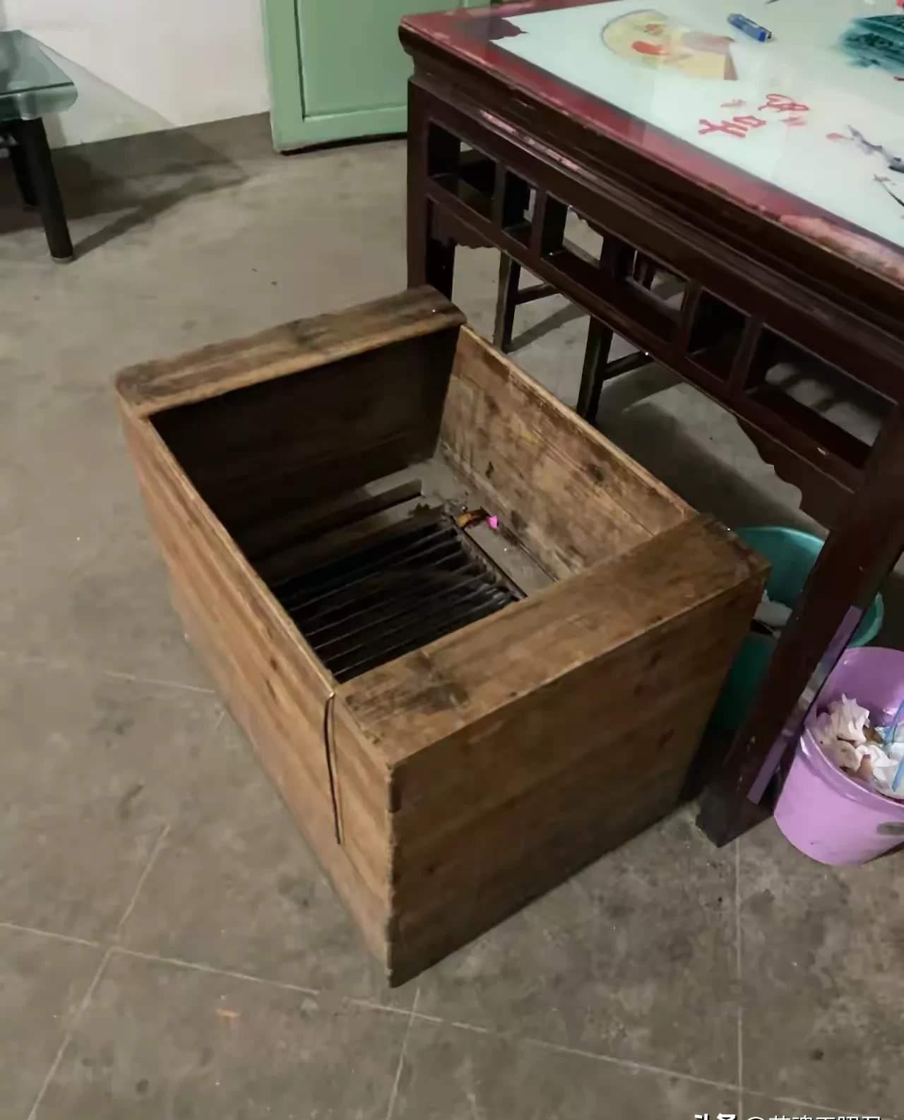 这位村民发现,这个烤火座椅下方放着一