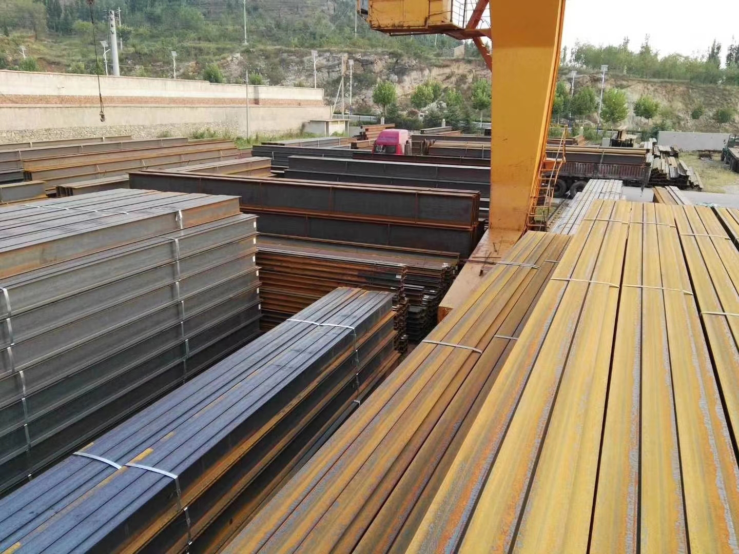 q355e槽钢是一种高强度低合金结构钢,其特性主要体现在以下几个方面