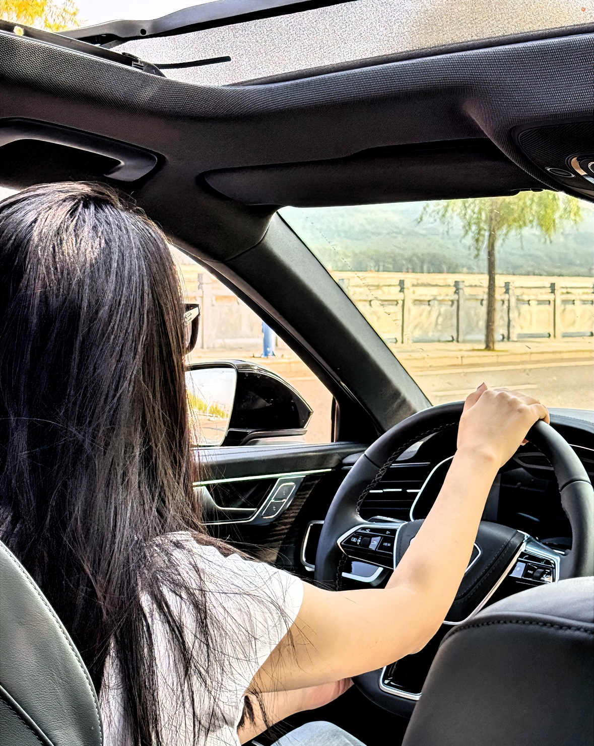 昨天他居然提出,要借车带朋友去邻市旅游