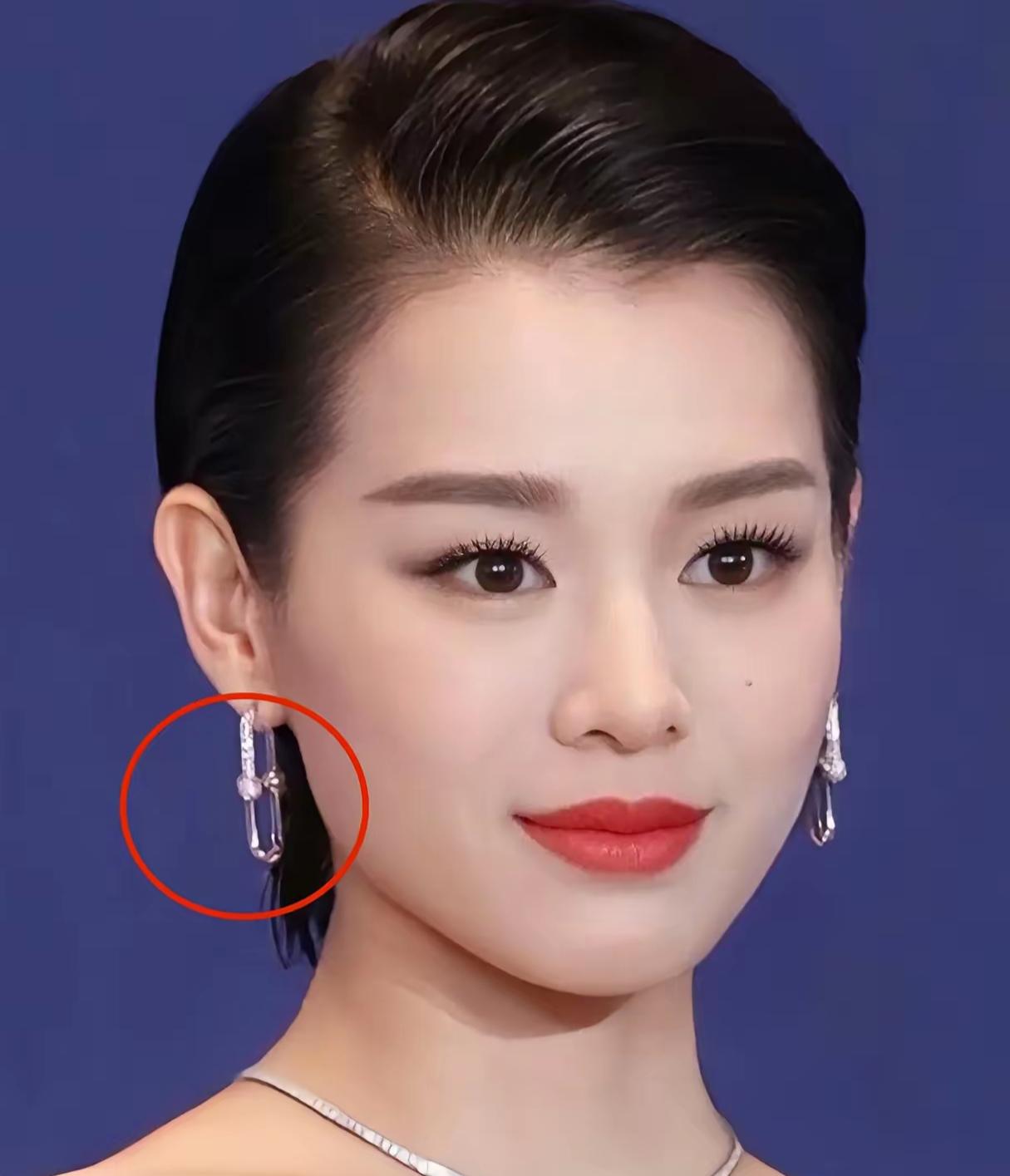 胡杏儿现在心里大概挺不平静的吧