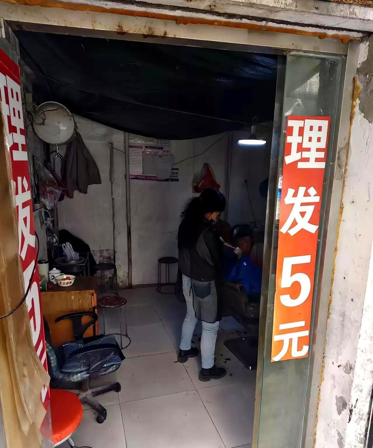 镜子旁边贴着一张旧照片那是老板娘年轻时参加全国美发大赛并获得