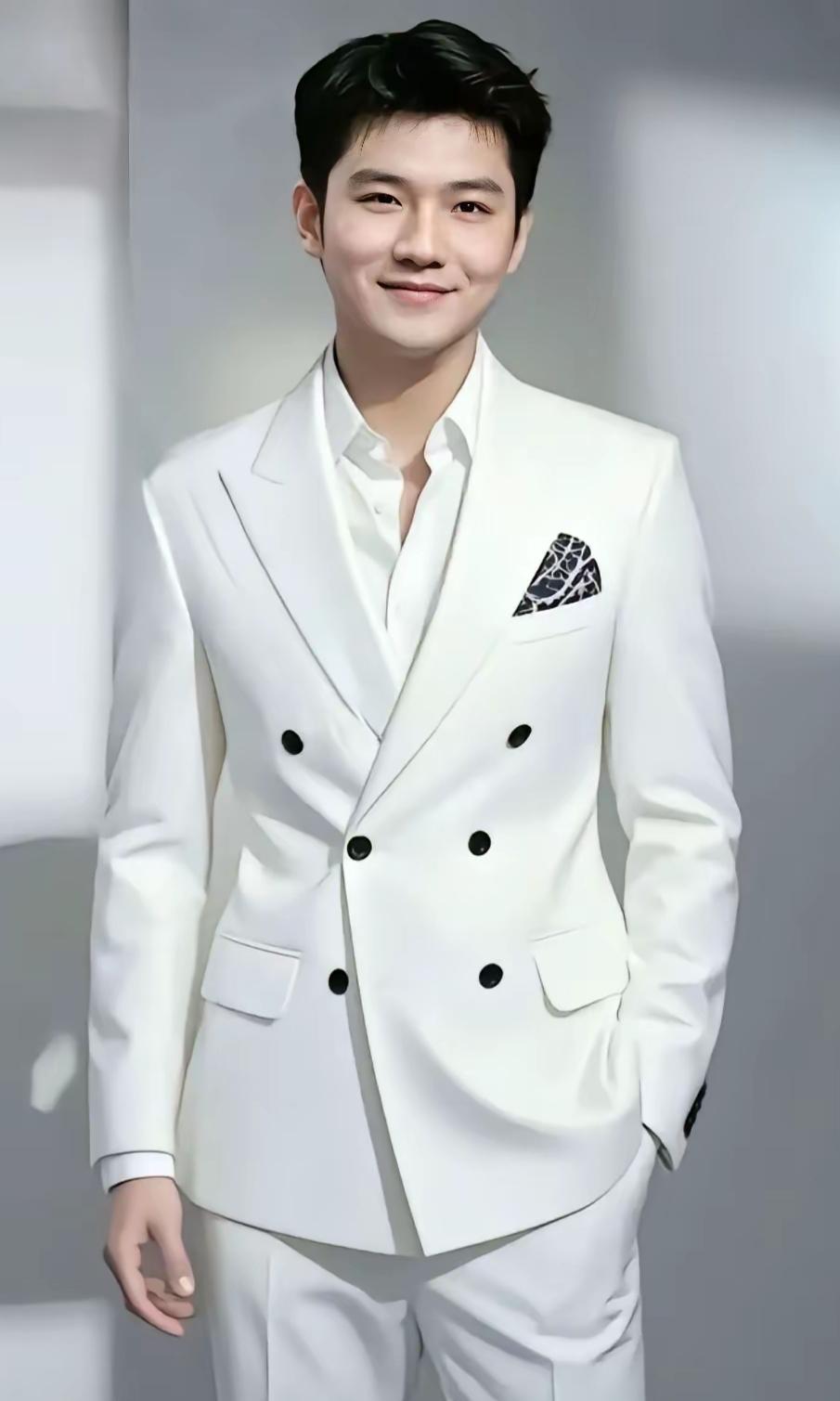 看这小伙子,多帅气啊!