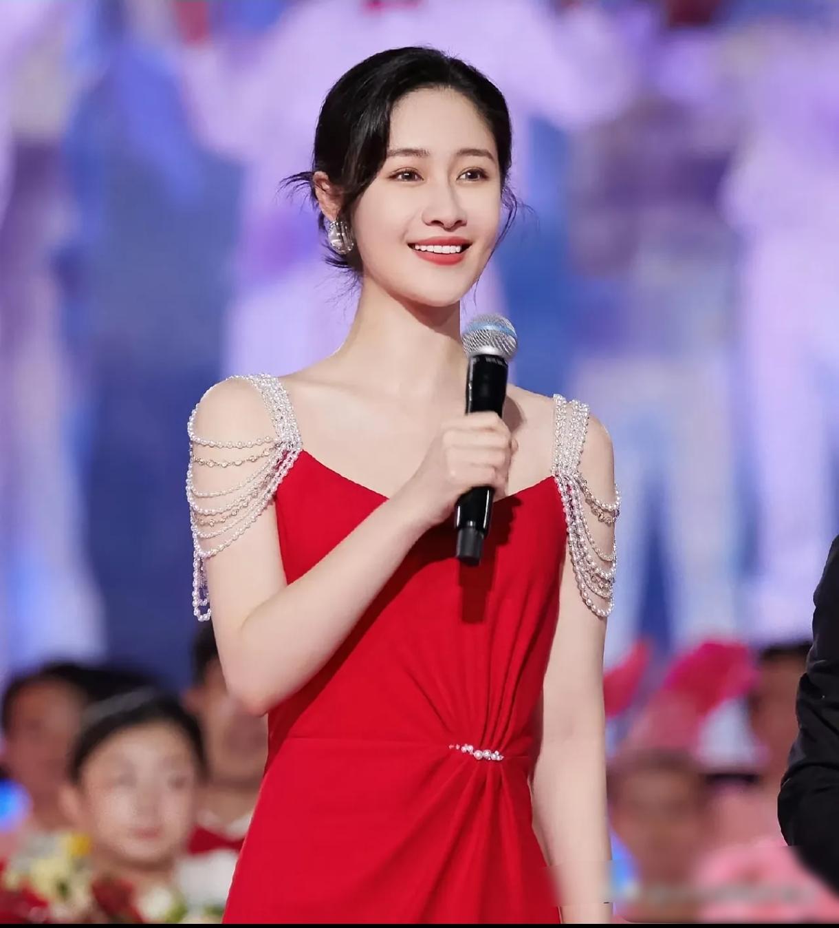 梁田曾是湖南台的主持人,她在台里度过了11年时光,从一名22岁的新人