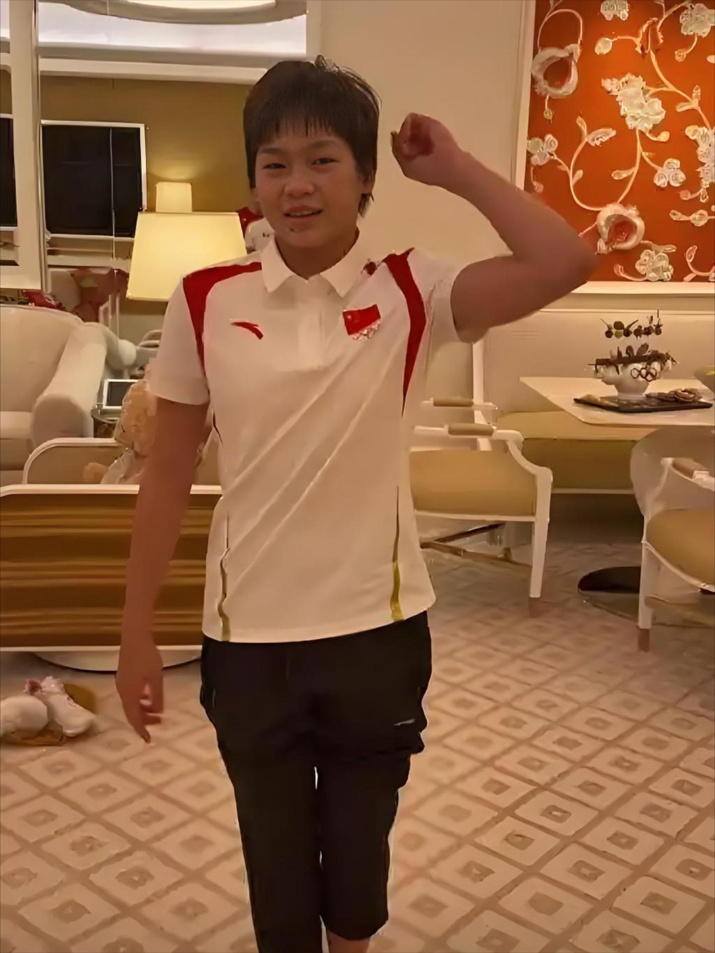 在东京奥运会上,年仅14岁的她五跳三满分,破了世界纪录,大家都惊呼:"