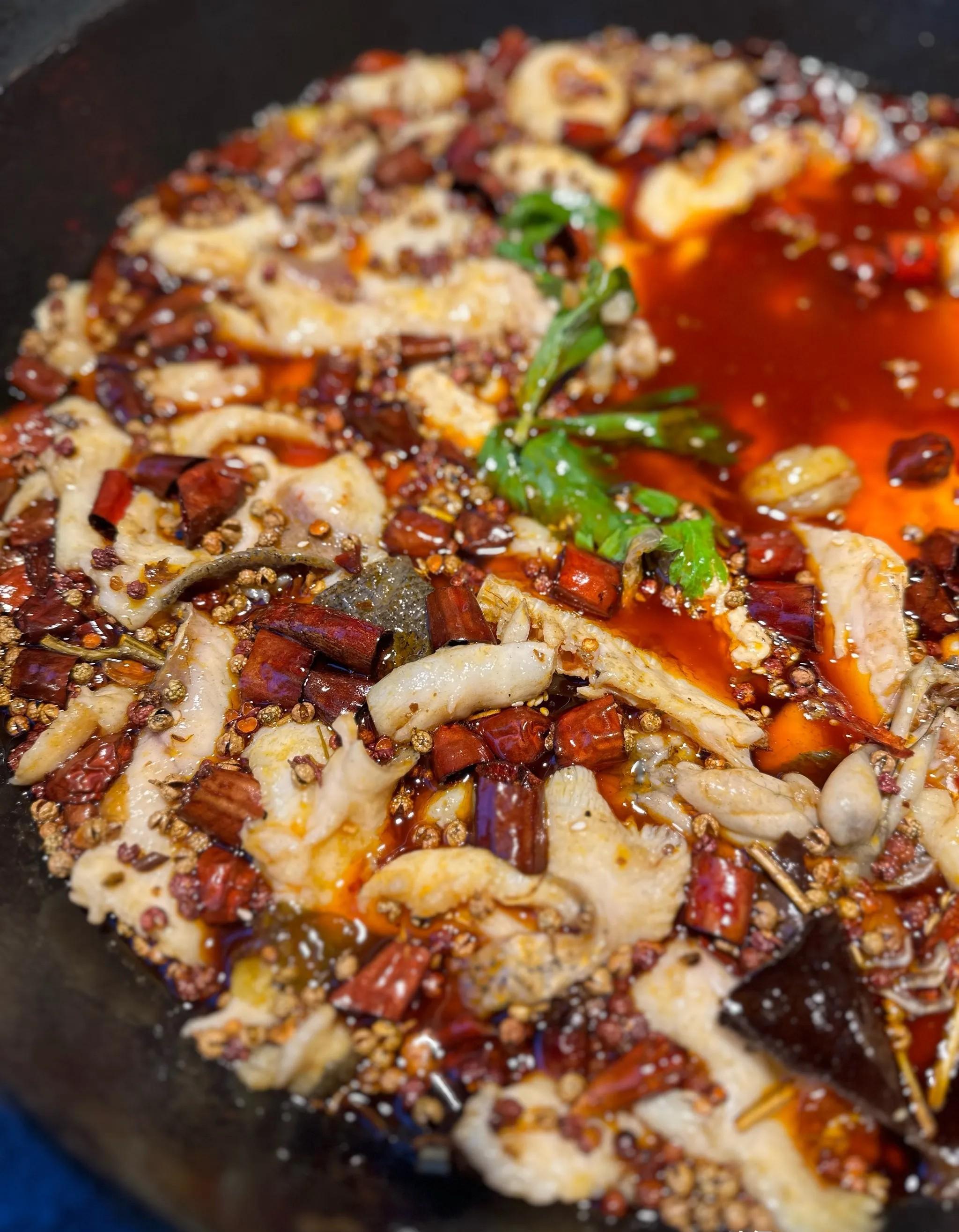 相同  昨晚朋友两口请吃饭,我和老王还有另外一家两口,共六个人吃火锅