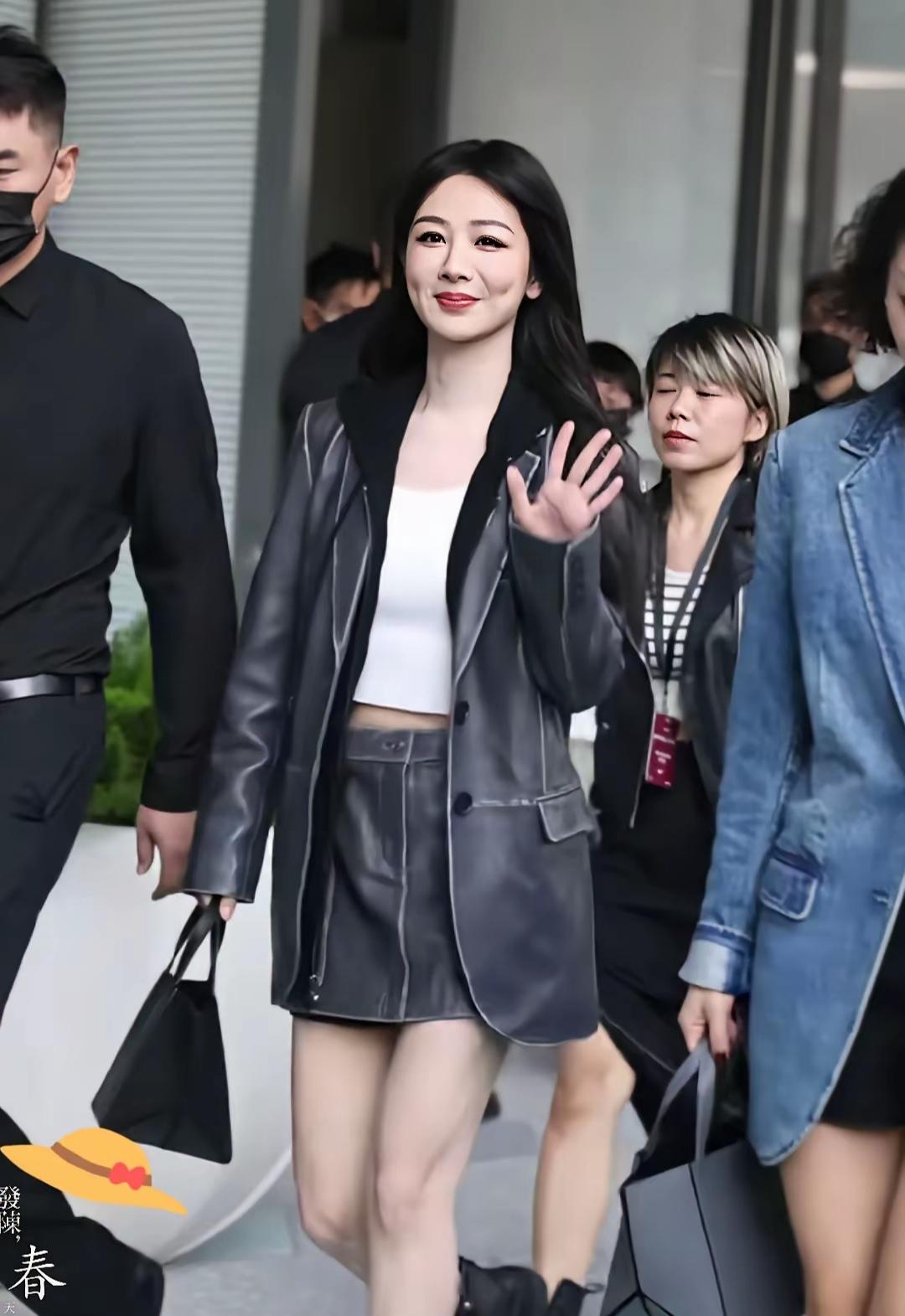 有网友在街头偶遇了32岁的杨紫,没想到路人的风采竟然盖过了大明星