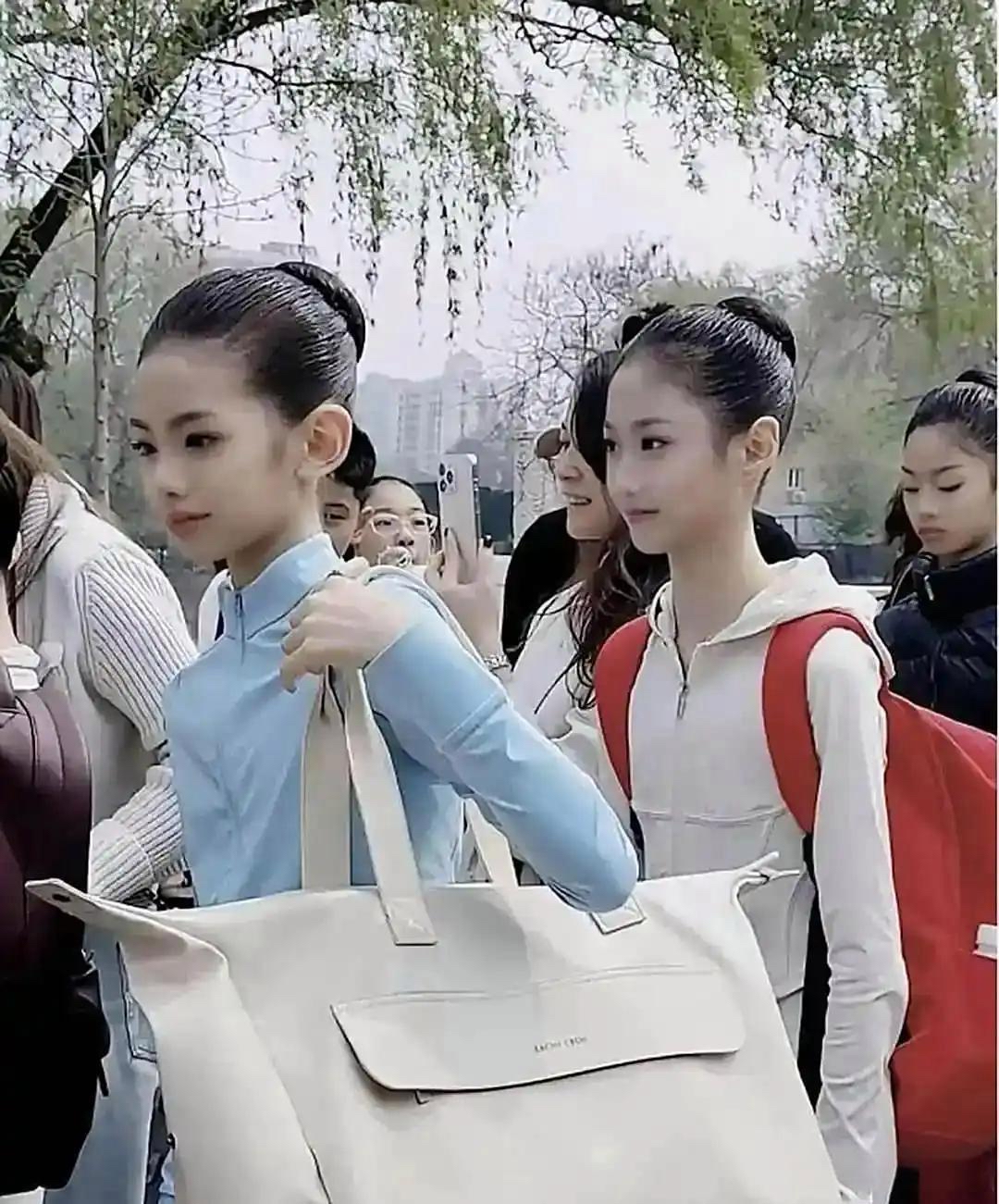 北戏招生现场俩小姑娘颜值爆表看得人眼睛一亮