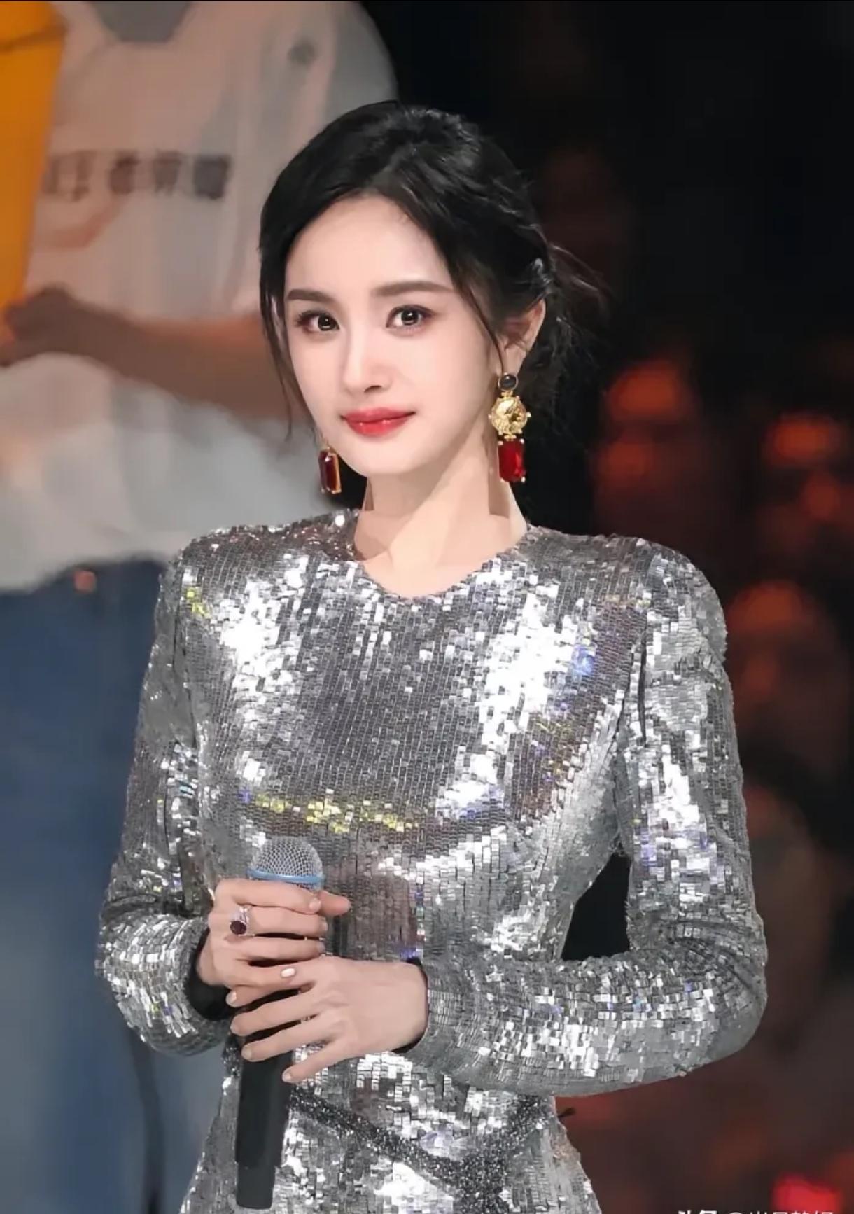 你发现了没, "85花顶流"杨幂,真是个女中豪杰!